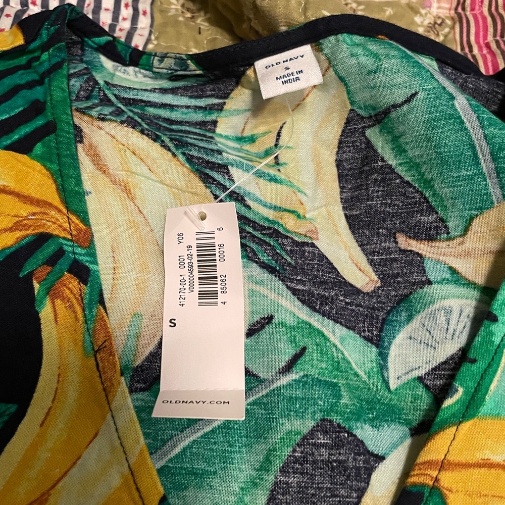 **Adorable Banana Print Blouse** Old Navy NWT S - Picture 2 of 3